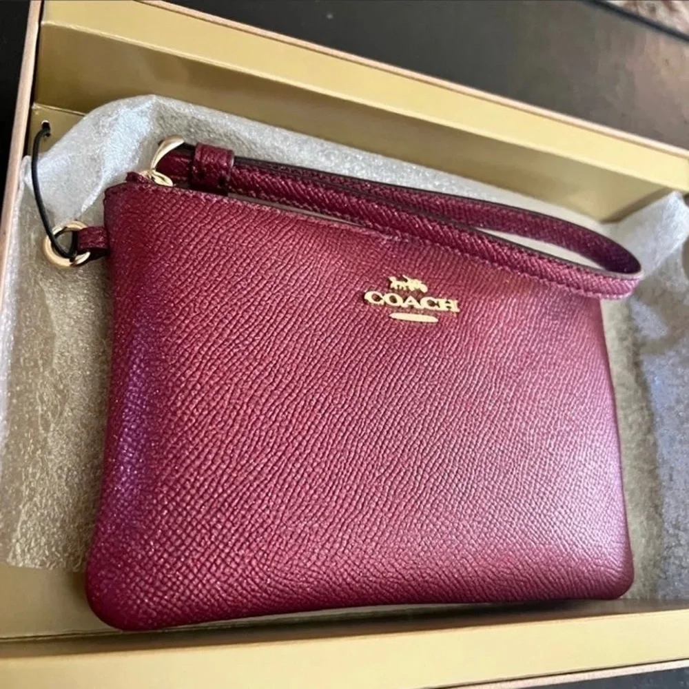 Coach Boxed Corner Zip Wristlet w 2 Charms in Gift Box NIB